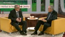 El presentador habla sobre el Apocalipsis con el entrevistado