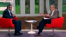 El presentador y el invitado charlan sentados en el estudio